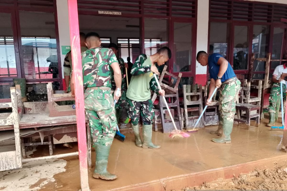 TNI AD bersihkan dua sekolah dari lumpur pasca bencana di Sumut