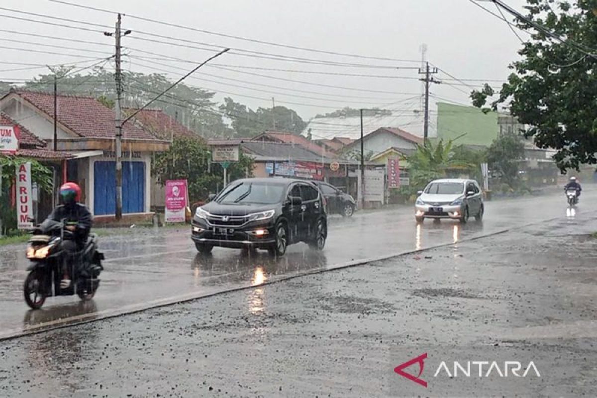 Senin, BMKG: Waspada hujan lebat hingga sangat lebat di sejumlah kota