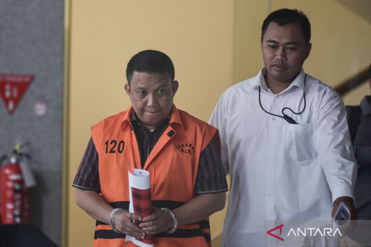 KPK periksa Plt Gubernur Riau terkait aliran uang Abdul Wahid