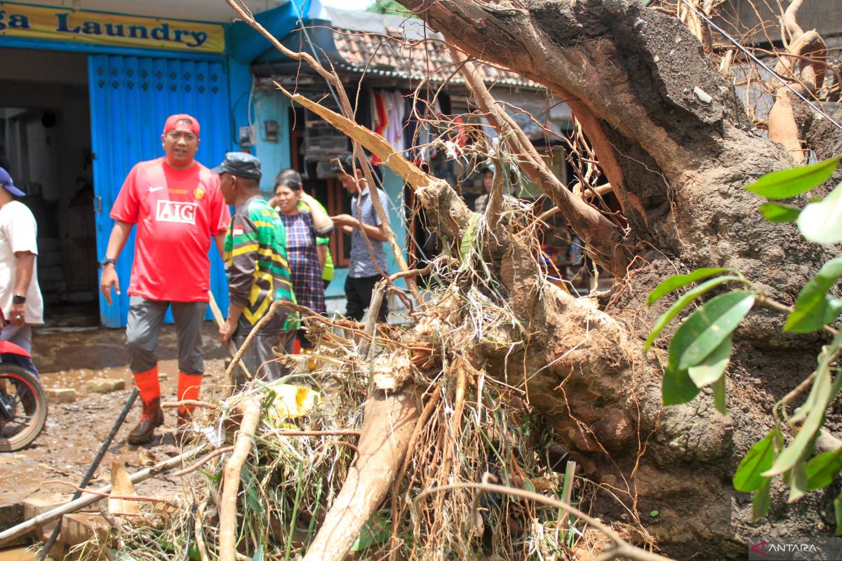 Bupati Situbondo sebut dua warga dilaporkan hilang terseret banjir