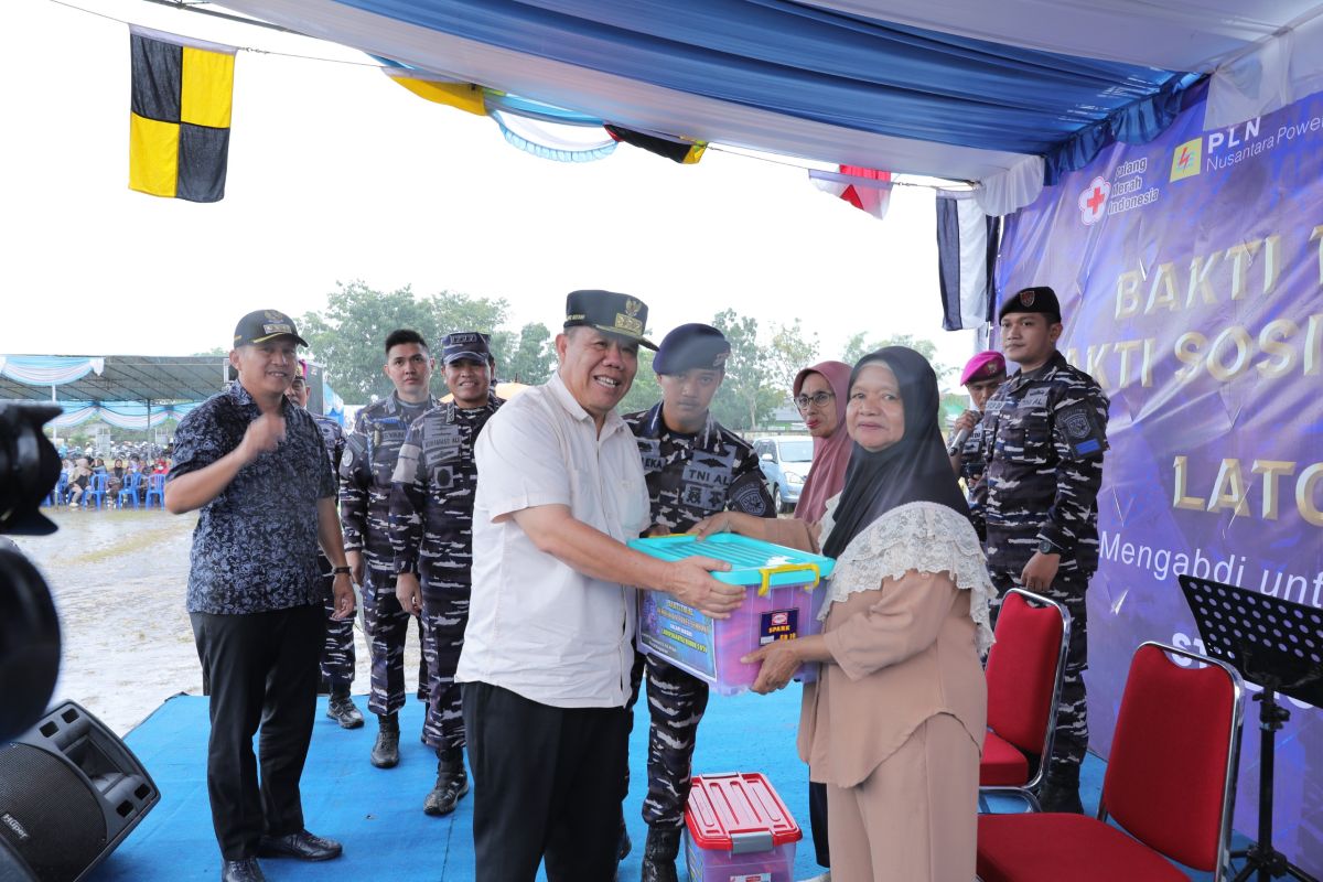 Gubernur Babel - KASAL serahkan ratusan paket sembako bantu nelayan