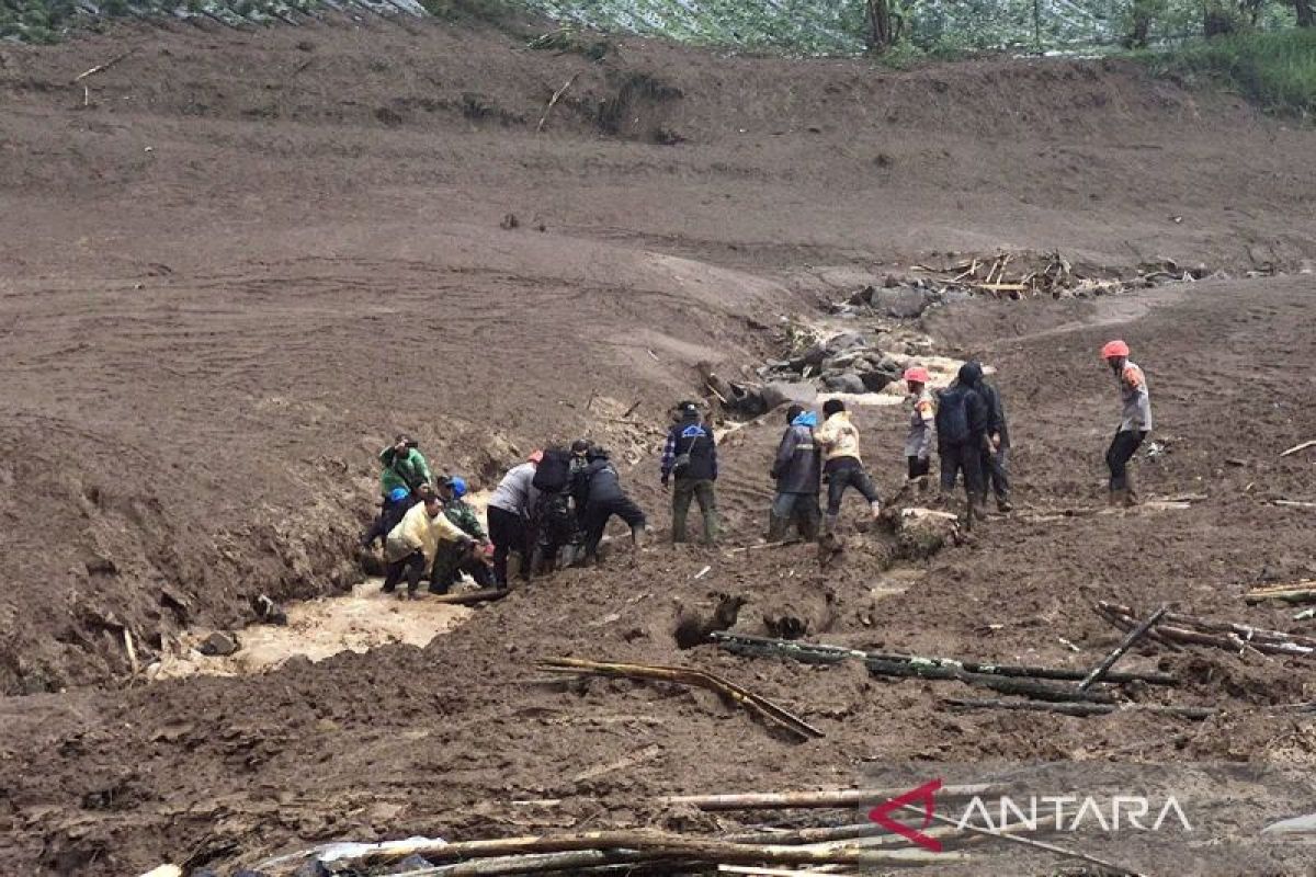 Banjir-longsor terjang Bandung Barat, tujuh meninggal & ratusan hilang