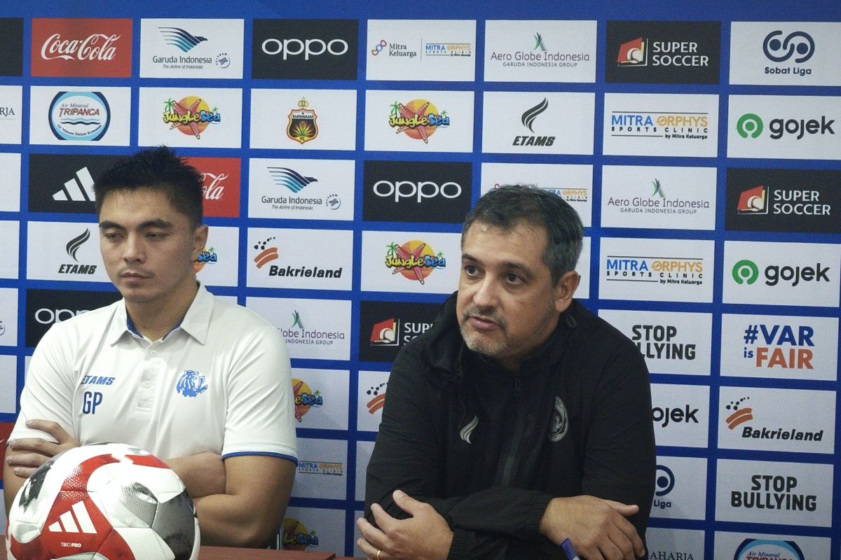 Pelatih Arema nilai timnya kalah karena wasit