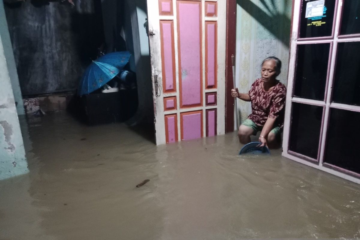 Banjir menerjang 17 desa di delapan kecamatan di Jember