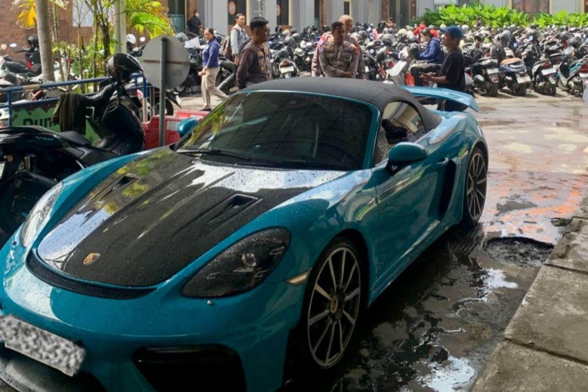 Polresta Denpasar tilang WNA Rusia ugal-ugalan di Nusa Dua