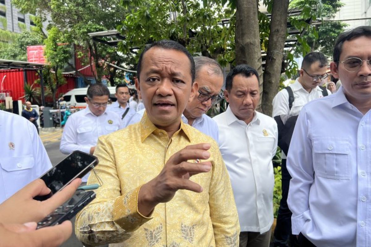 Harga minyak meroket, Bahlil percepat mandatori campuran etanol ke BBM