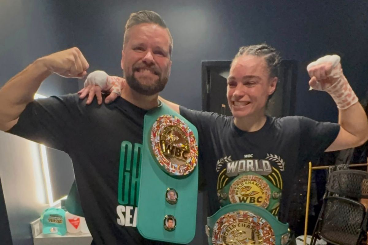 Caroline dinobatkan juara dunia WBC setelah bungkam Delfine