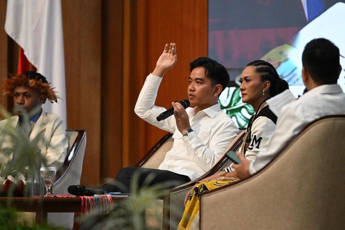 Gibran kunker ke Jateng hadiri gelar wicara di kampus dan Jumenengan