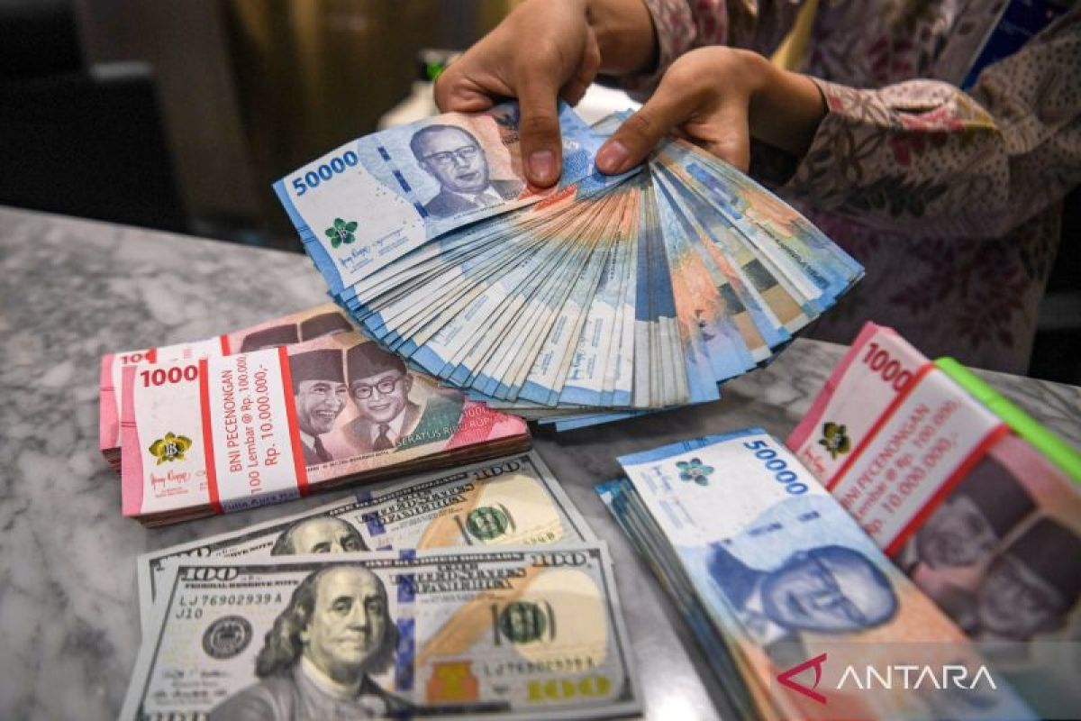Rupiah pada Senin pagi dibuka melemah tembus Rp17.001 per dolar AS