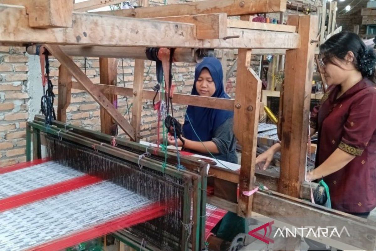 Lasmaria manfaatkan media sosial perluas pemasaran tenun ulos