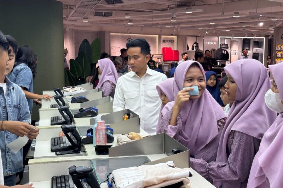 Gibran ajak anak panti berbelanja di Blok M Plaza jelang Lebaran