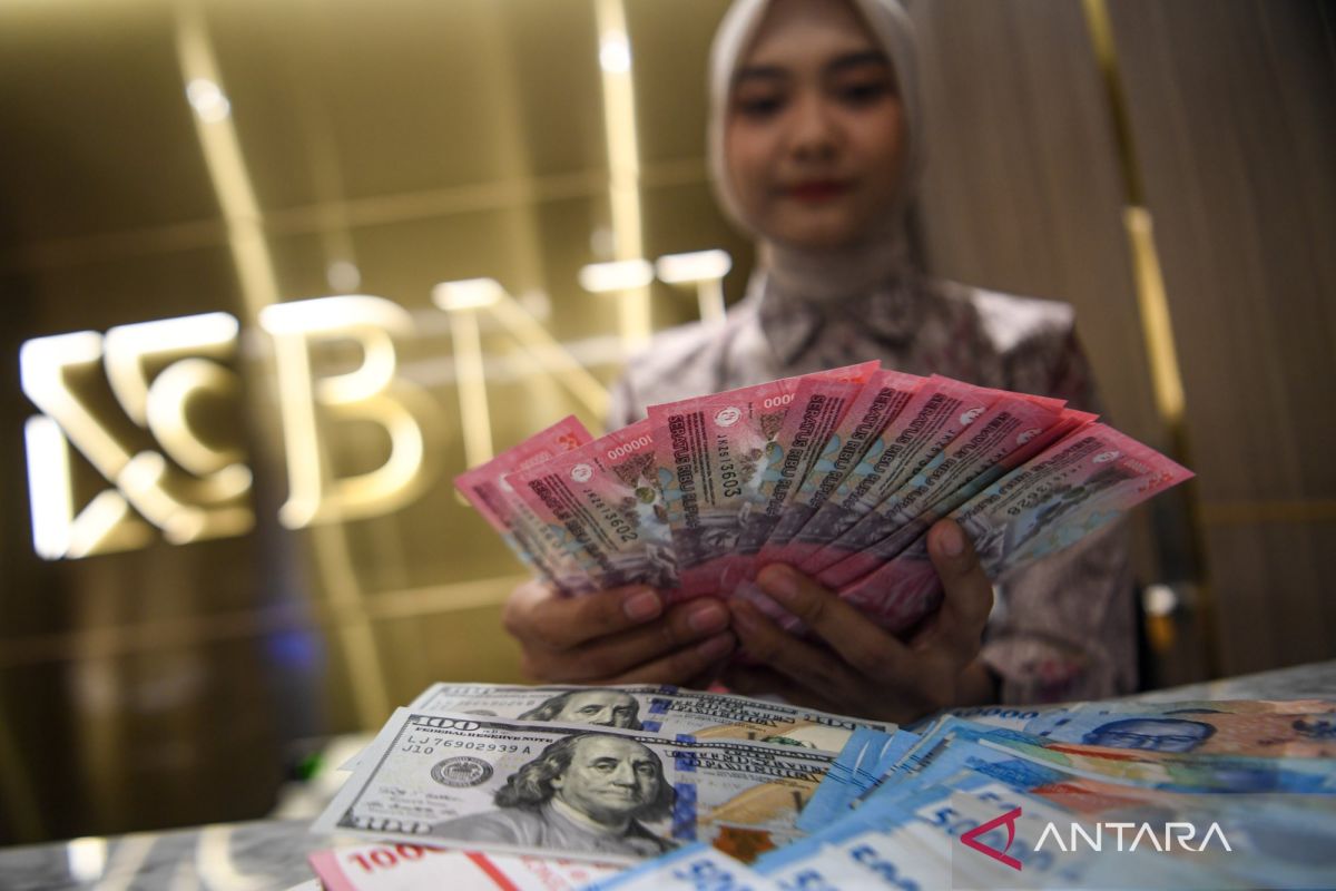 Rupiah melemah dipengaruhi ketidakpastian terus berlanjut di Timteng