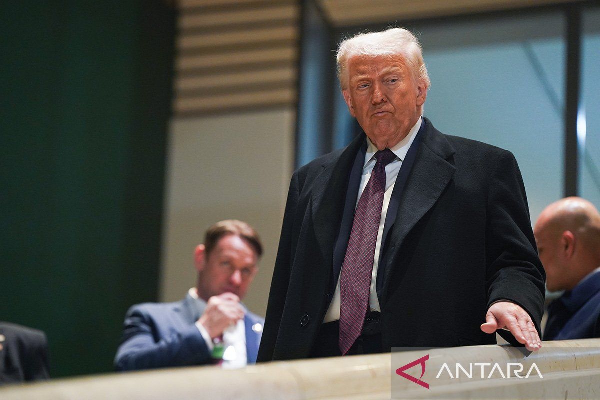 Trump siapkan tarif, ancam negara yang berbisnis dengan Iran