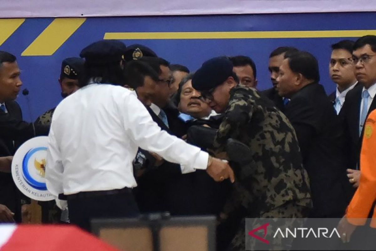 Menteri KKP pingsan saat penghormatan korban kecelakaan pesawat ATR