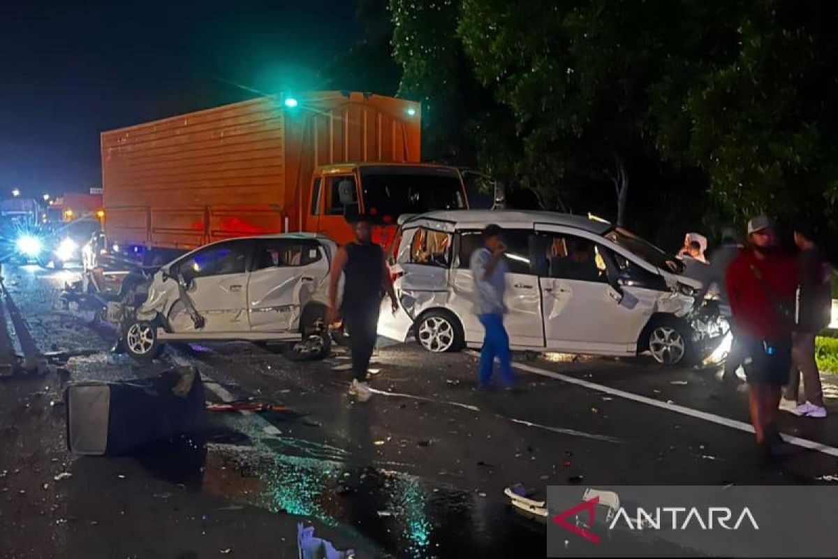 Tabrakan beruntun di tol Cipularang renggut dua korban jiwa