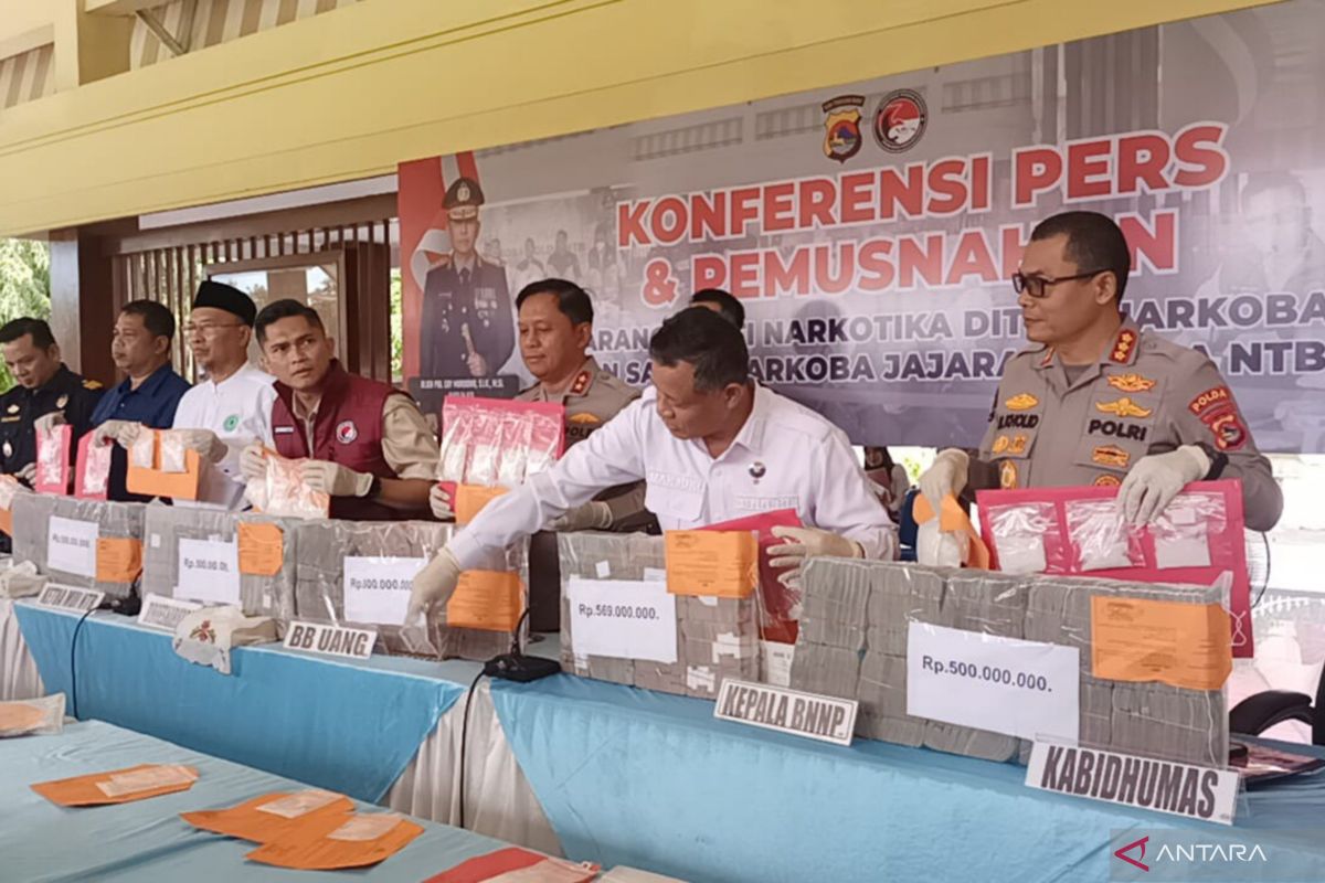 Polda NTB tunjukkan sabu dan uang tunai sitaan kasus AKBP Didik