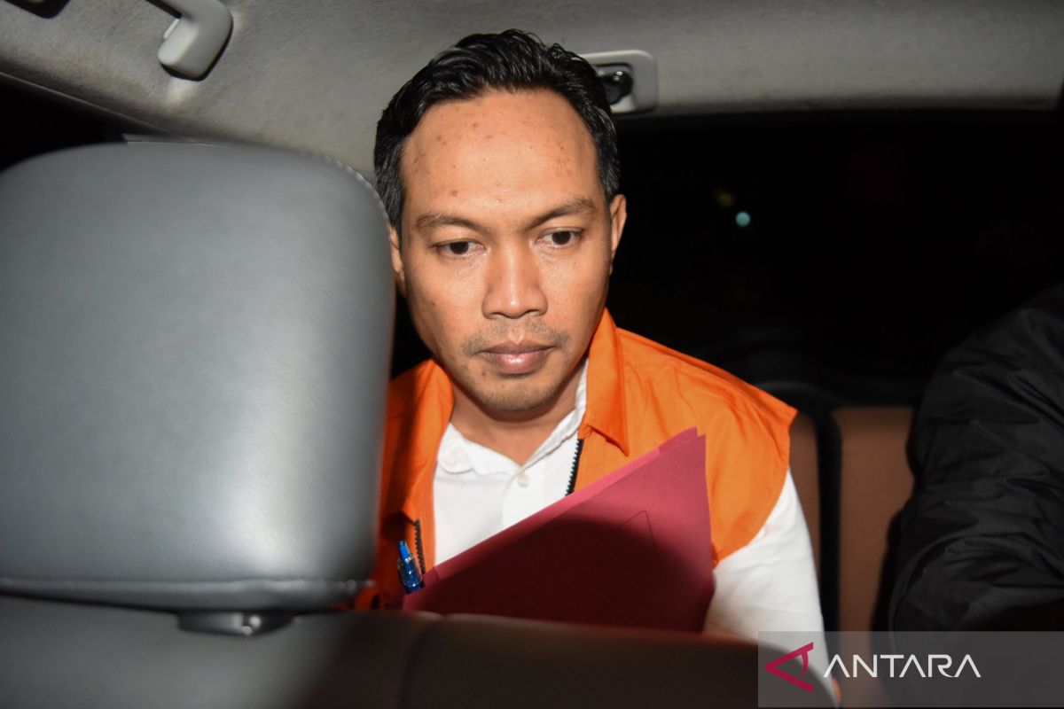 Hukum, rentetan fakta korupsi Bupati Cilacap hingga penyiraman aktivis