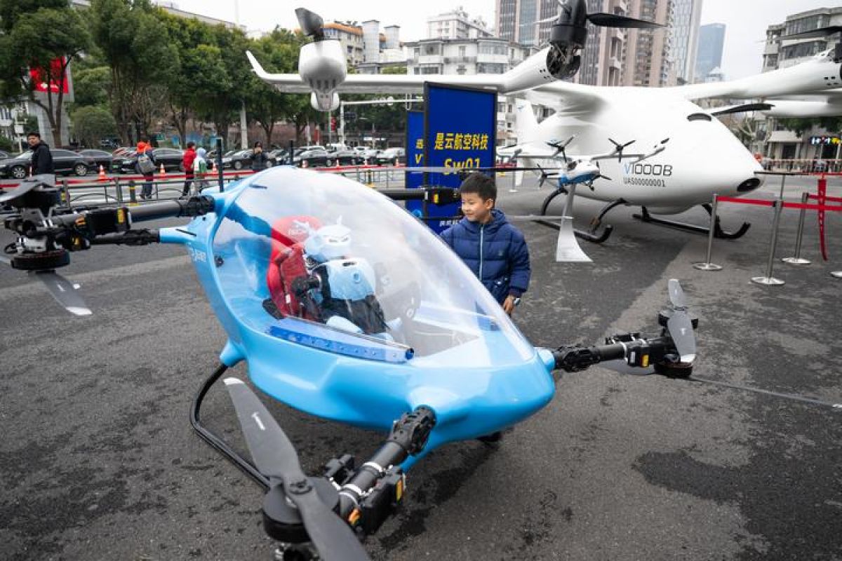 Beragam pesawat eVTOL, robot humanoid canggih ditampilkan di Wuhan