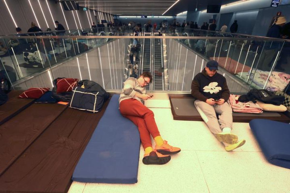 Alarm peringatan diaktifkan, warga Israel berlindung di stasiun subway