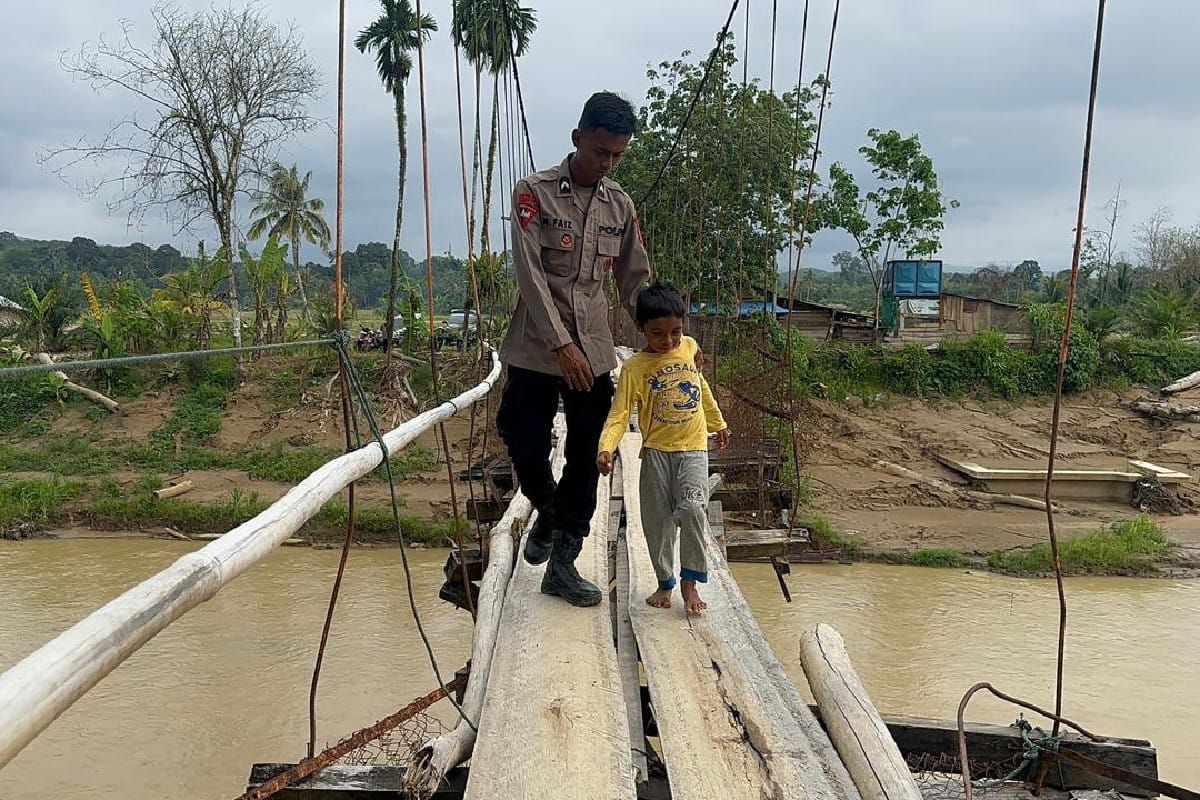 Brimob Sumut perbaikan jembatan di Tapsel pulihkan aktivitas wargaa
