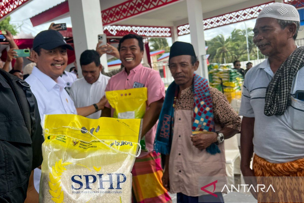 Menteri Trenggono bagikan beras SPHP kepada nelayan di Lombok Timur