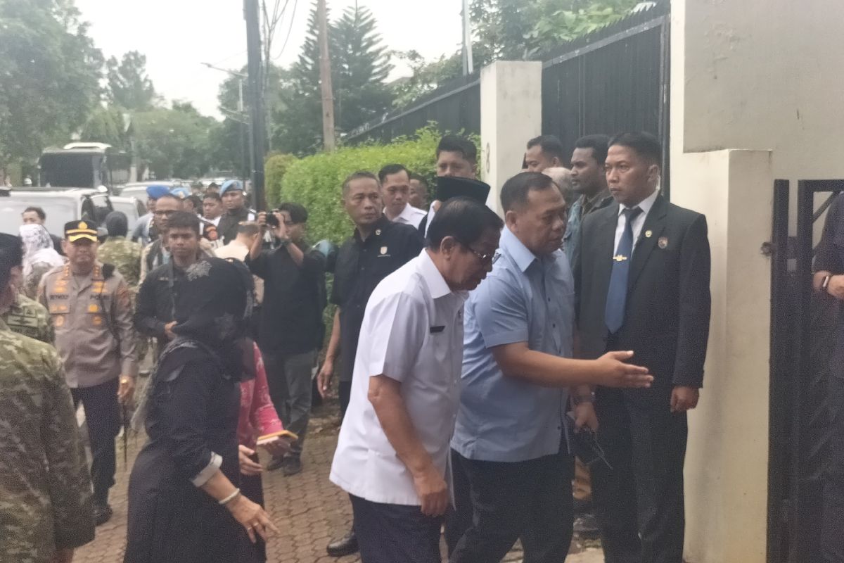 Agum Gumelar dan Taufik Hidayat melayat ke kediaman Try Sutrisno