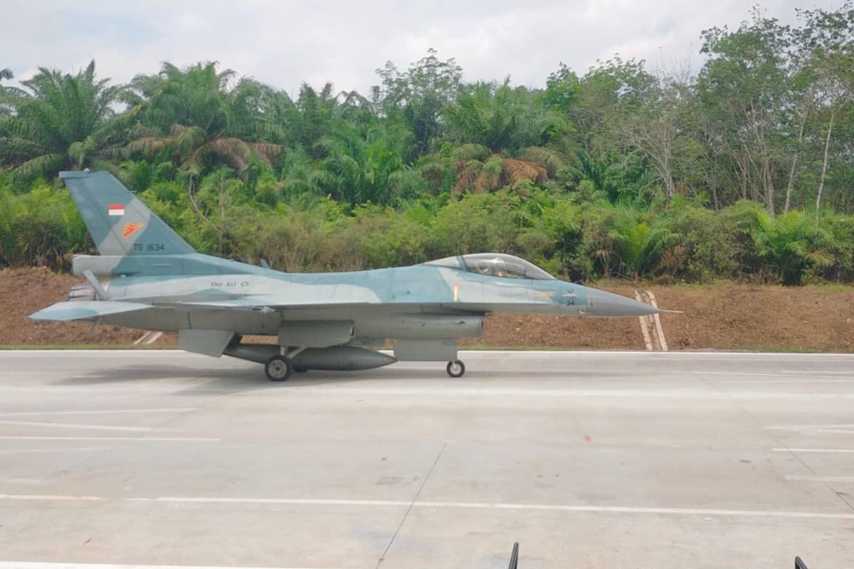 TNI AU uji coba pendaratan pesawat tempur di JTTS