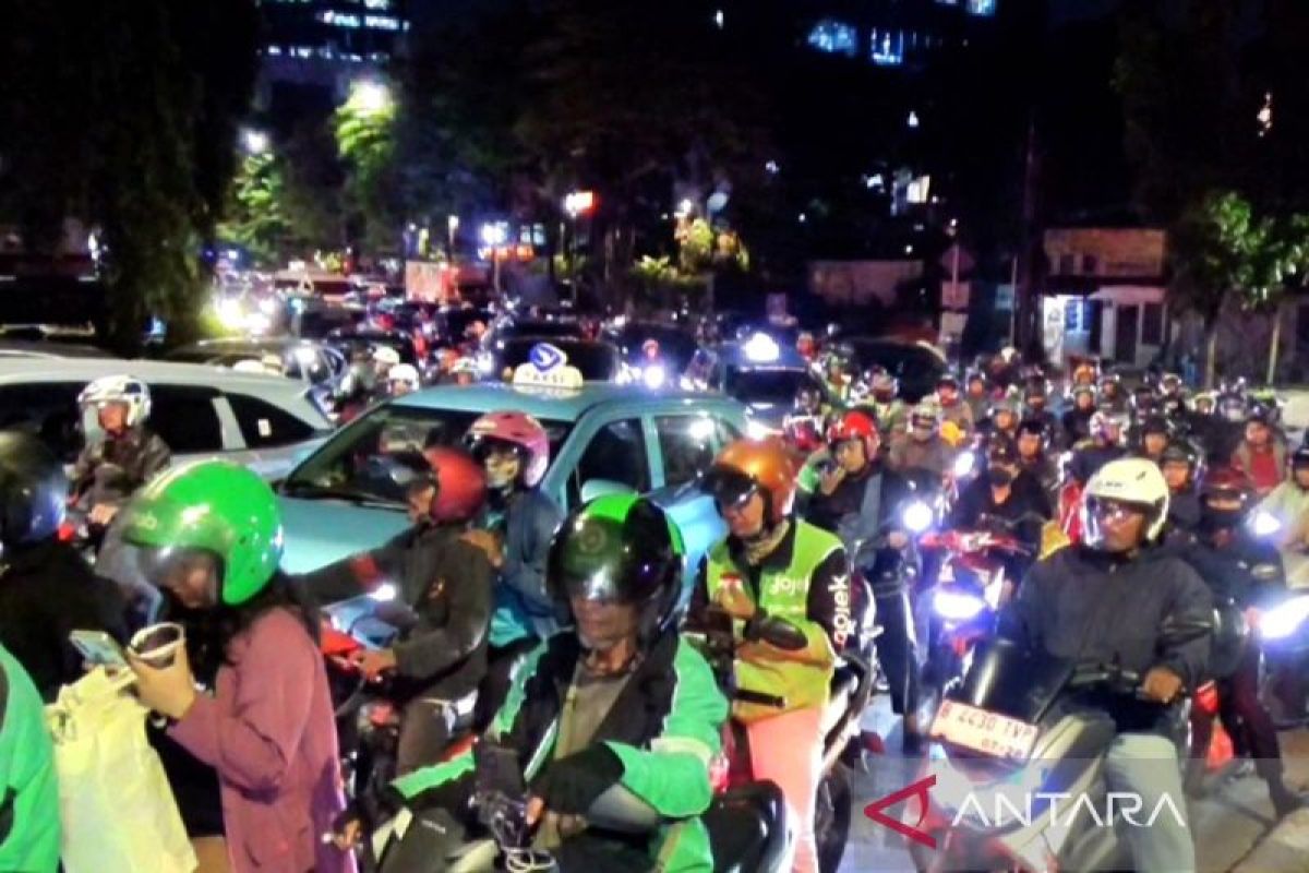 H-5 Lebaran, pemudik bermotor mulai padati Jalan Raya Kalimalang