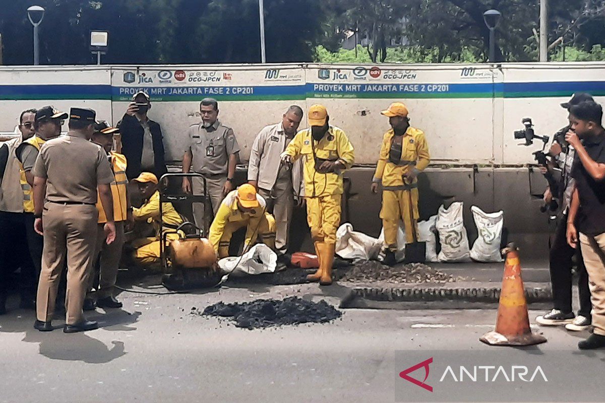 Pemkot Jaktim targetkan perbaikan jalan rampung tahun ini