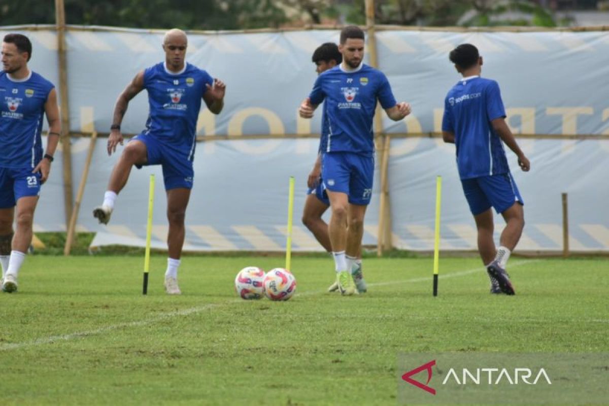 Sesuaikan laga di bulan Ramadhan, Persib gelar latihan malam hari