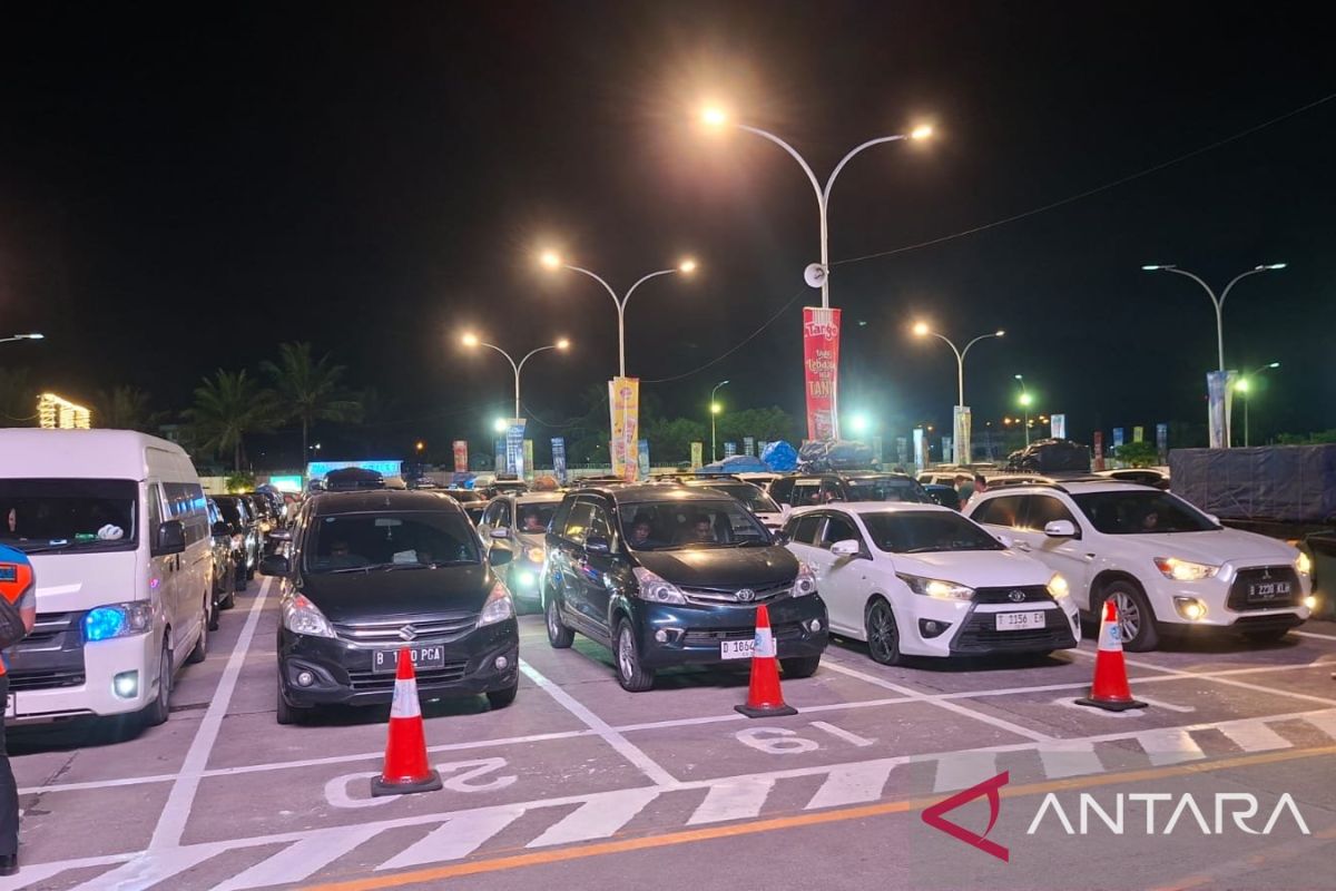 Kendaraan pemudik mulai padati Pelabuhan Merak pada Minggu dini hari