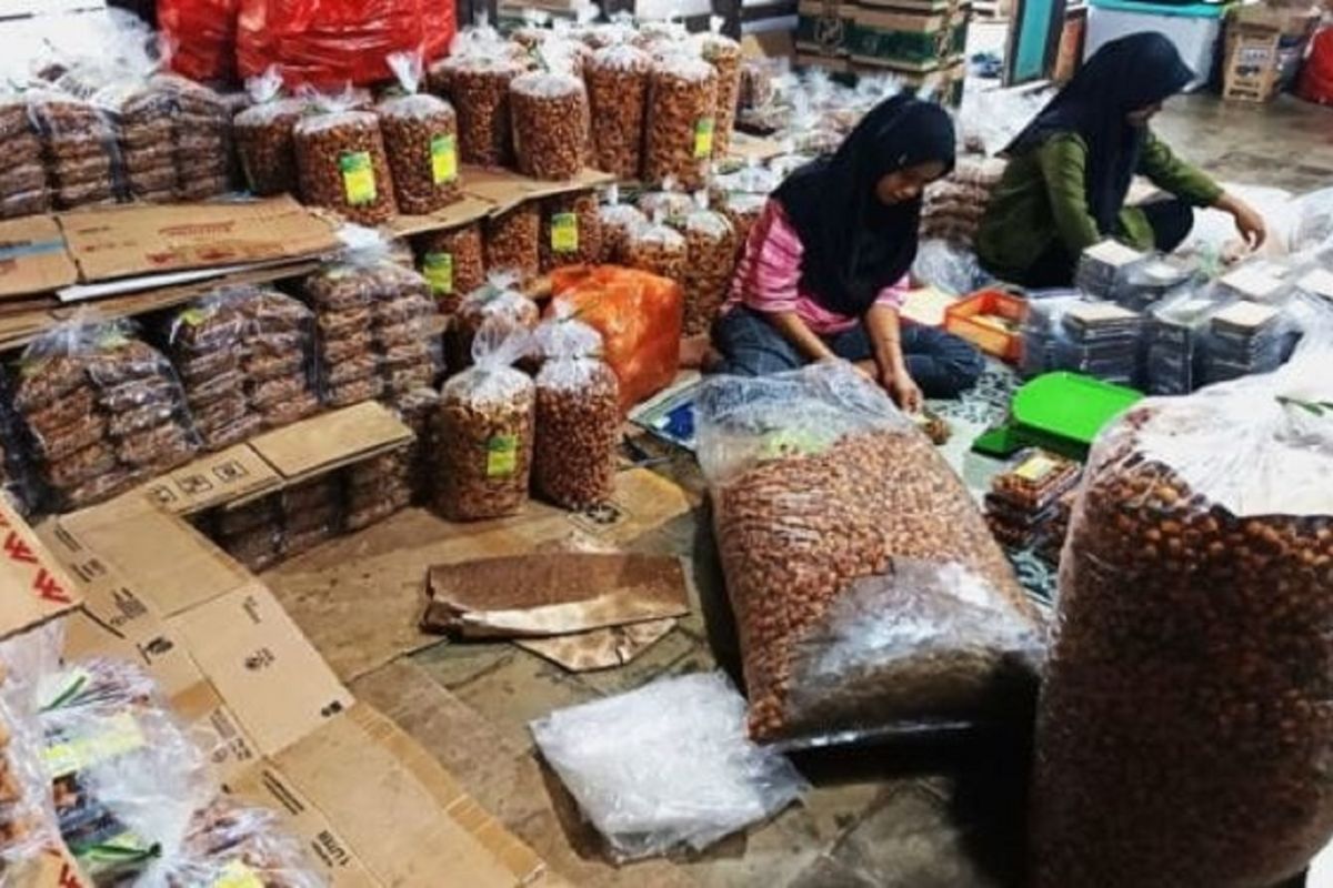 Penjualan pisang gulung wijen jajanan Magetan meningkat jelang Lebaran