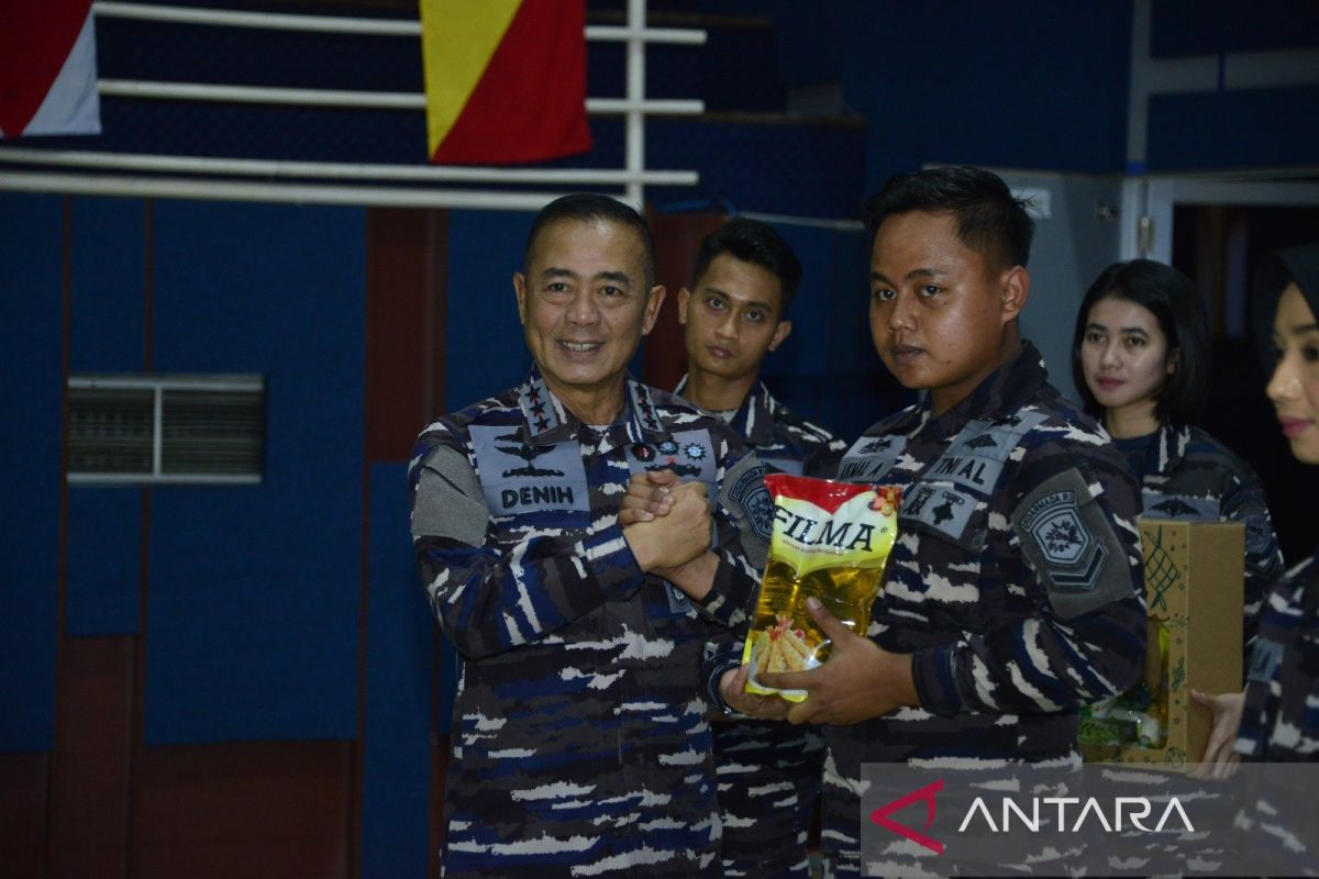 TNI AL bagikan 1.500 paket kebutuhan pokok di bulan Ramadhan