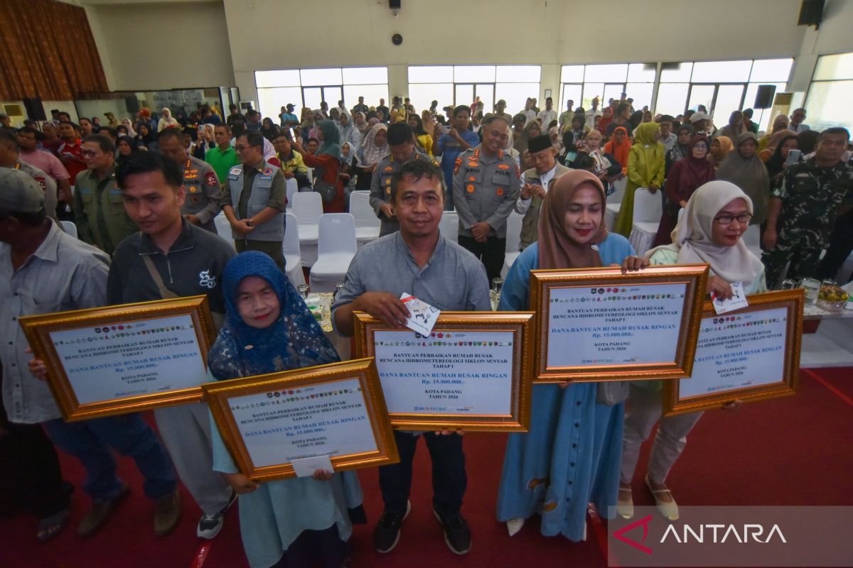 Menko PMK pimpin penyaluran stimulan perbaikan rumah korban bencana