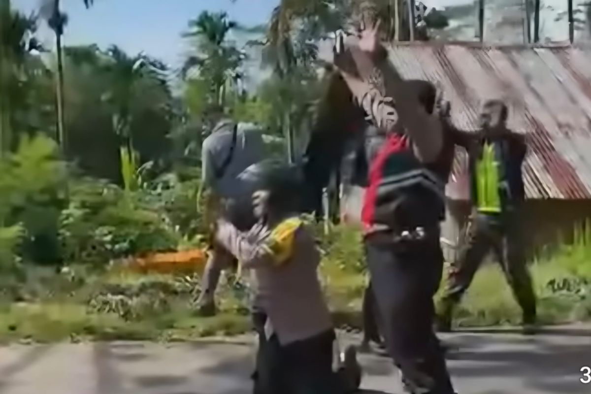 Cerita polisi yang berlutut dan memohon pada warga di NTT