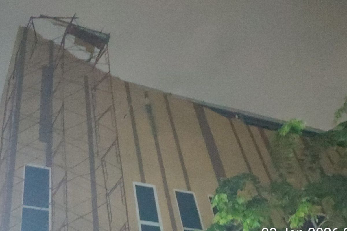 Atap GOR Serdang ambruk timpa 11 sepeda motor