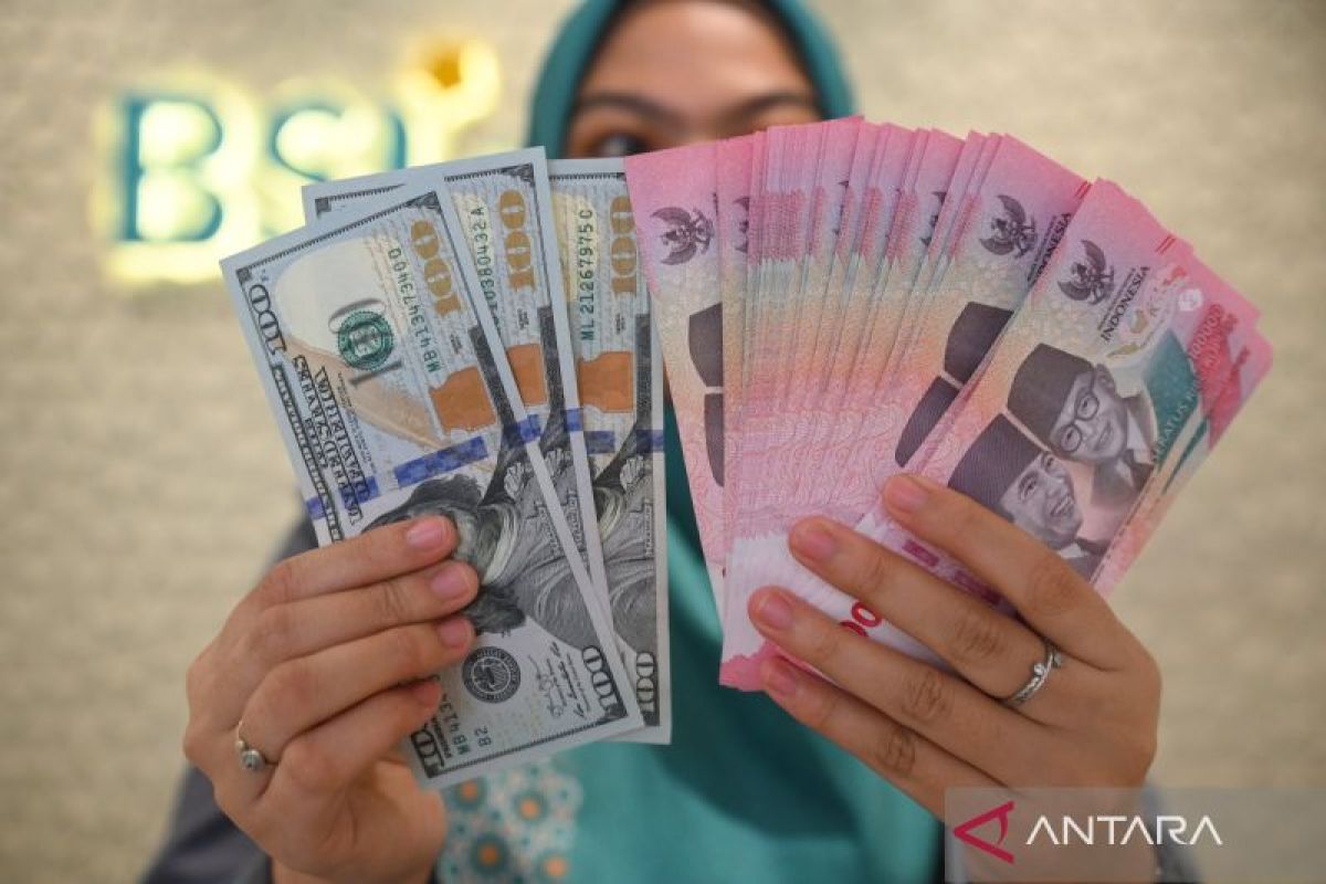 Rupiah melemah seiring investor hati-hati jelang pidato Trump