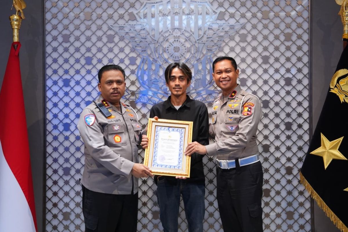 Kakorlantas beri penghargaan sopir truk atas aksi heroik di Tol Japek