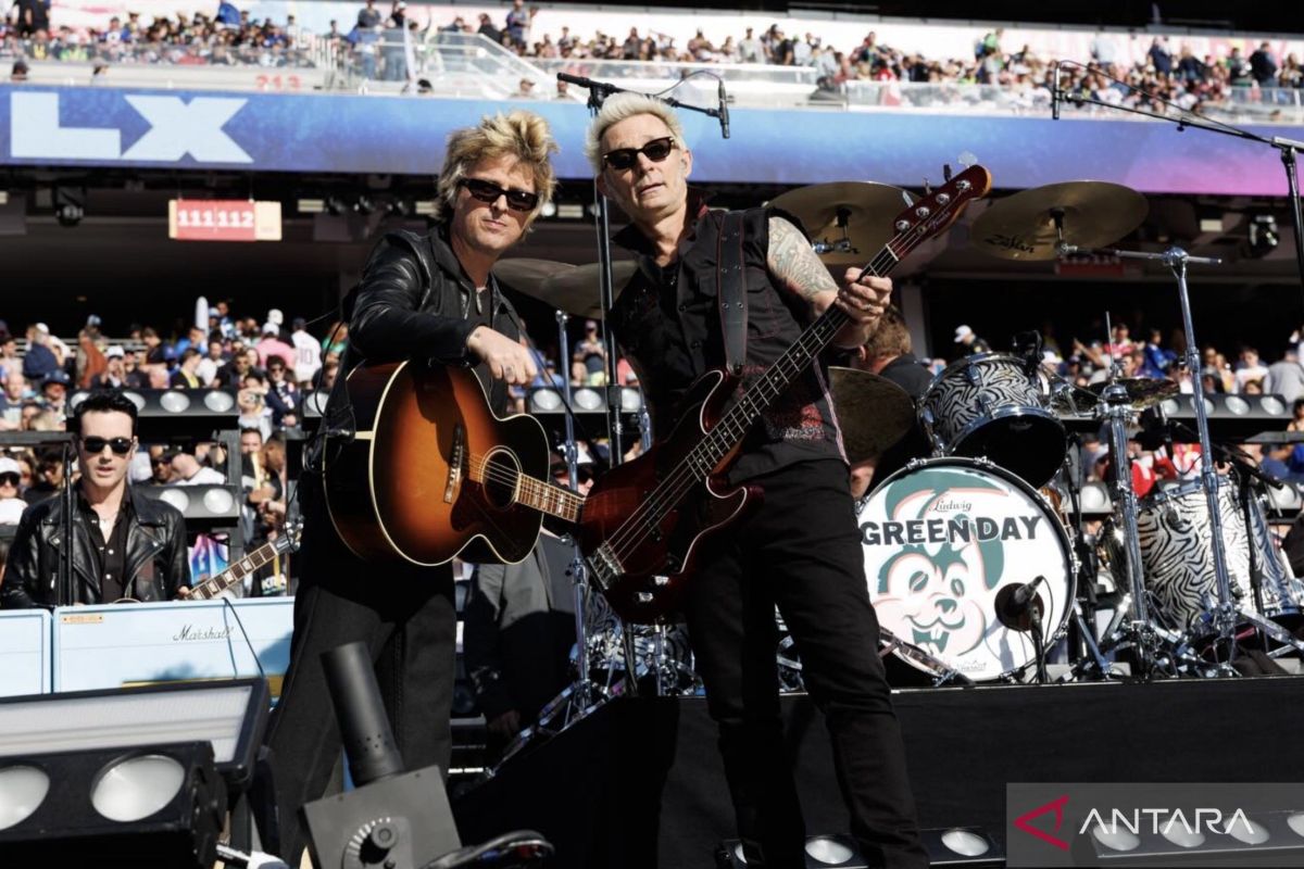 Green Day buka Super Bowl dengan medlei tanpa pernyataan politik