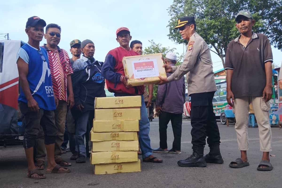 Polda Aceh bagikan 2.700 kilogram kurma kepada masyarakat