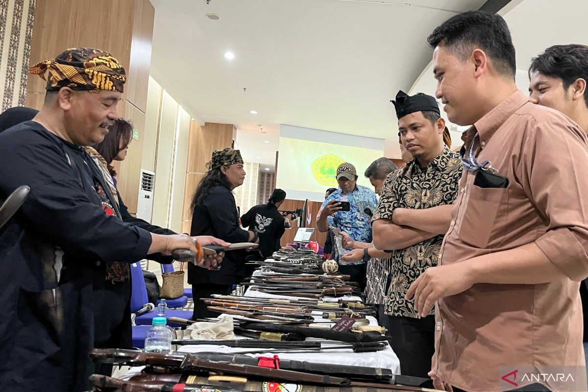 Ratusan golok kuno era 800–900 dipamerkan di Universitas Pakuan