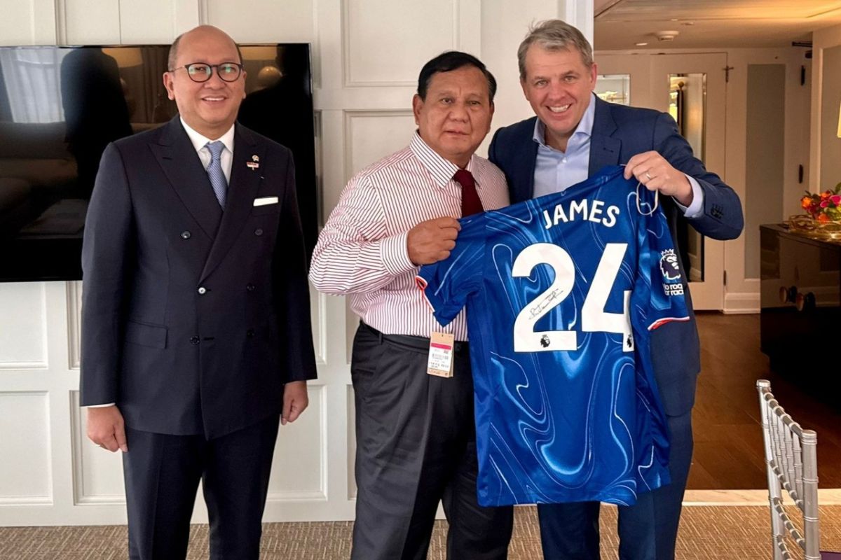 Prabowo terima jersey Chelsea bertanda tangan Reece James dari Boehly