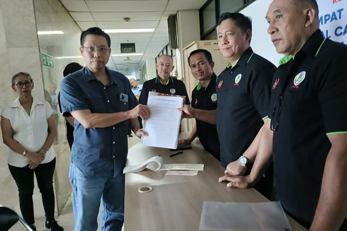 Peter Layardi kembalilan berkas pendaftaran Calon Ketua Umum PB PTMSI