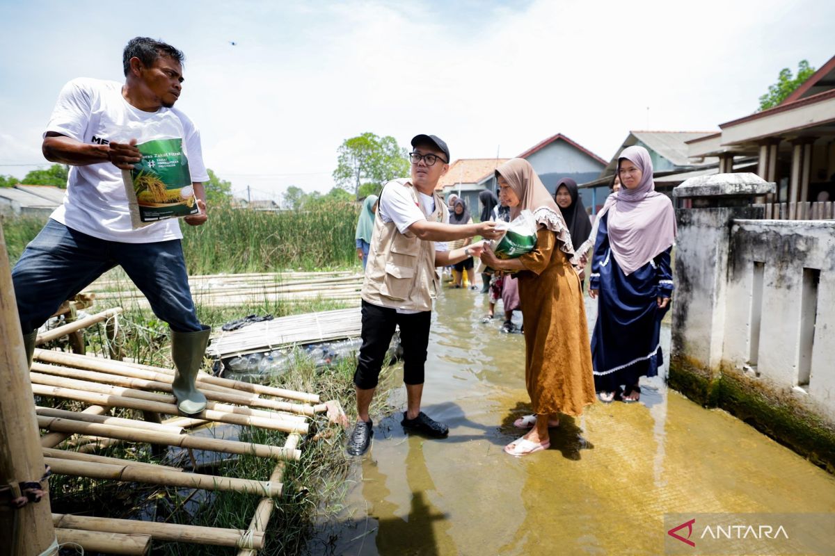 Baznas salurkan zakat fitrah ke daerah terdampak banjir rob di Bekasi