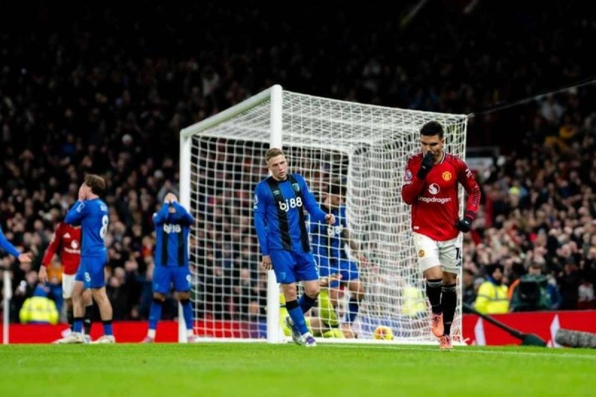 Leny Yoro ungkap skuad Manchester United ingin Casemiro bertahan