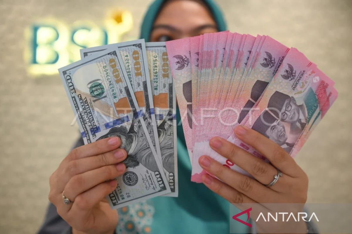 Rupiah melemah seiring perang di Timteng berpotensi pukul ekonomi RI
