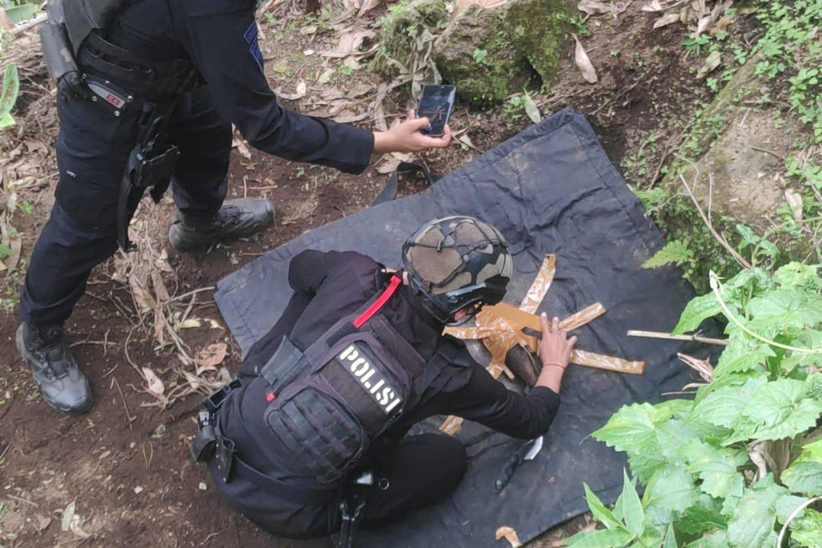 Tim Jibom evakuasi mortir yang ditemukan warga di Garut