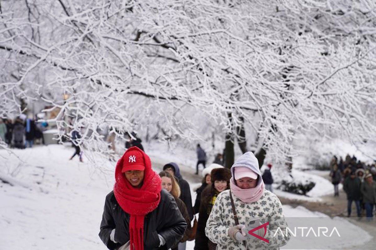 AS batalkan lebih dari 2.000 penerbangan akibat badai salju