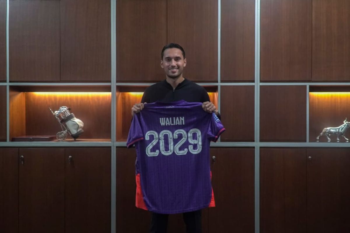 Persik pertahankan Ezra Walian