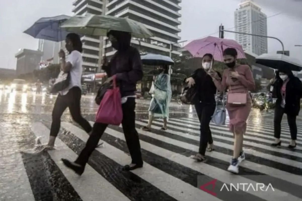 Sedia payung, hujan ringan diprakirakan guyur mayoritas RI pada Minggu